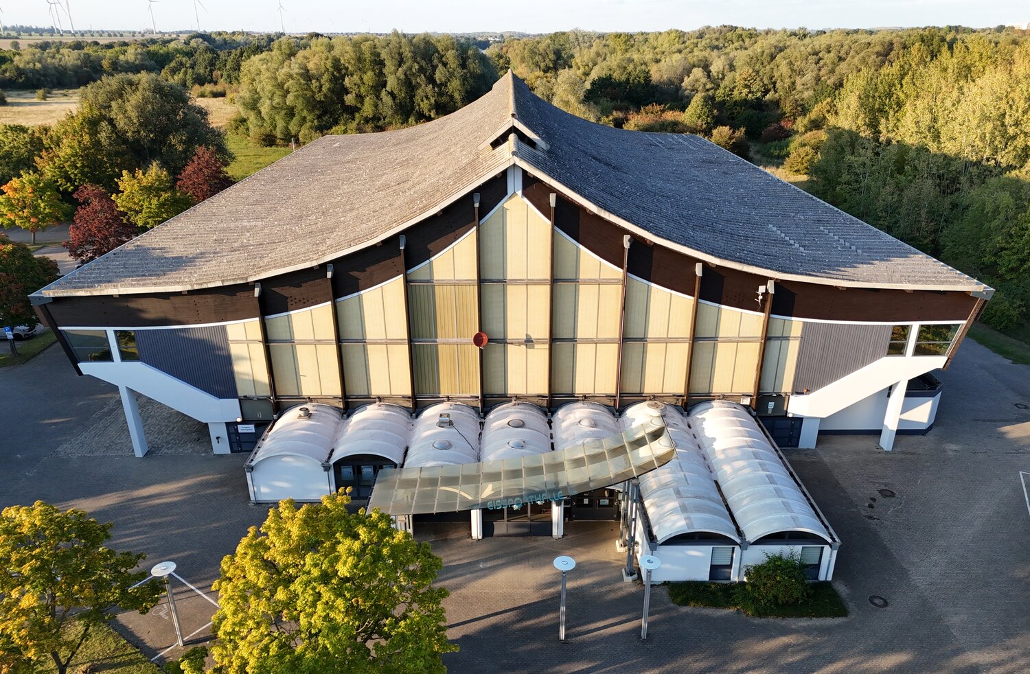 Die Eissporthalle von oben